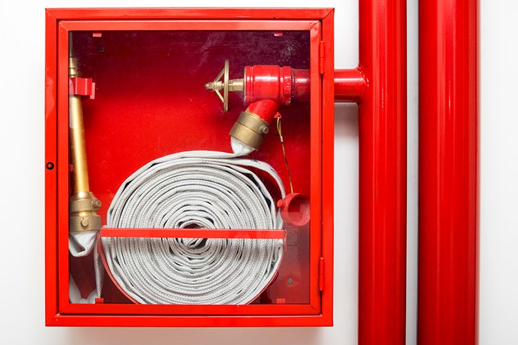 Chaque armoire à incendie du bâtiment doit être équipée conformément aux règles. Alimentation en eau d'incendie interne