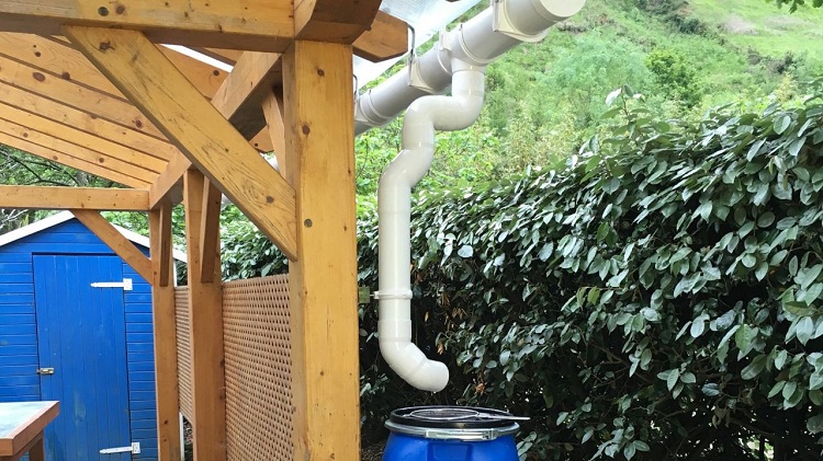À partir de pièces en PVC, vous pouvez assembler un drain de n'importe quelle configuration Draine le plastique pour un toit