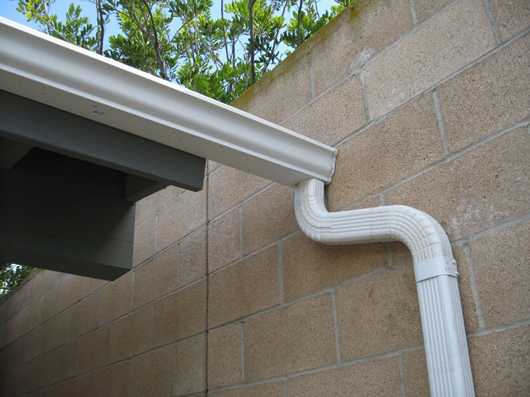 Des gouttières externes sont installées à l'extérieur du bâtiment et ne nécessitent pratiquement aucun entretien. Draine le plastique pour un toit