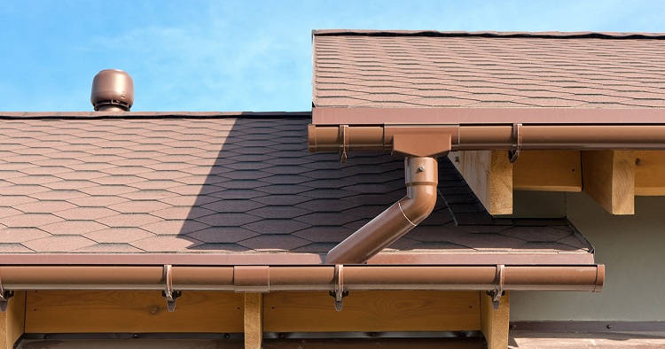Le nombre de raccords dépend de la configuration du toit et du bâtiment lui-même Draine le plastique pour un toit