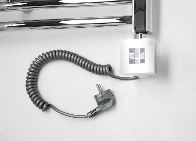 Un appareil avec thermostat vous permet de sélectionner la température de chauffage souhaitée Porte-serviettes chauffant électrique