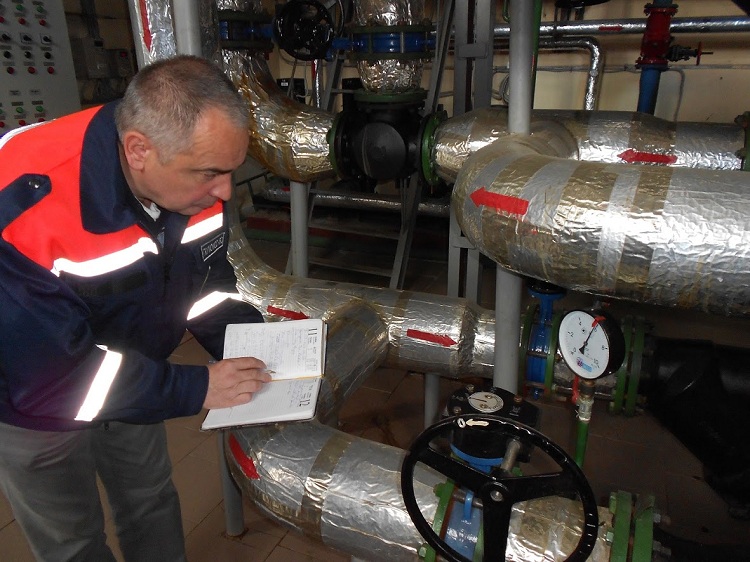 Pendant le test, un contrôle de pression strict est nécessaire, son indicateur ne doit pas changer tout au long de la période d'exposition Essais hydrauliques des pipelines