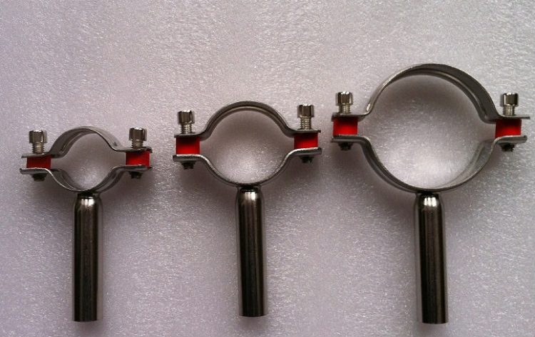 La pince est une construction très simple mais fiable et durable. Colliers de serrage en métal en acier