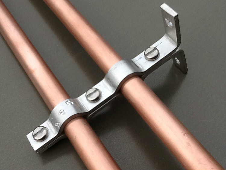 Les pinces peuvent avoir un type de fixation différent sur la surface et varier en fonction Colliers de serrage en métal en acier