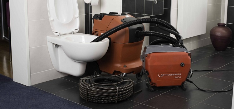 Vous pouvez éliminer les blocages dans les toilettes avec des outils spéciaux et des moyens improvisés Comment éliminer un blocage dans les toilettes