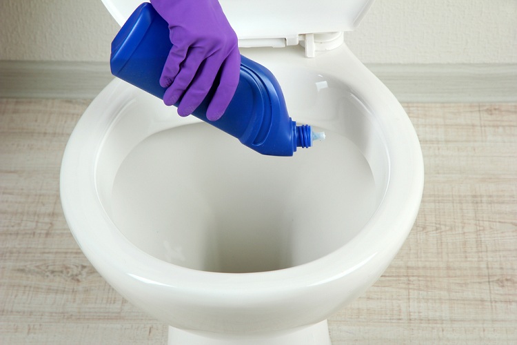 Un petit blocage peut être éliminé à l'aide d'un produit chimique liquide. Comment éliminer un blocage dans les toilettes