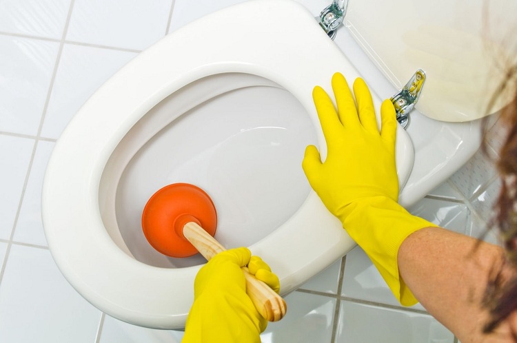 Le moyen le plus simple et le plus abordable de nettoyer l'égout est un piston Comment éliminer un blocage dans les toilettes