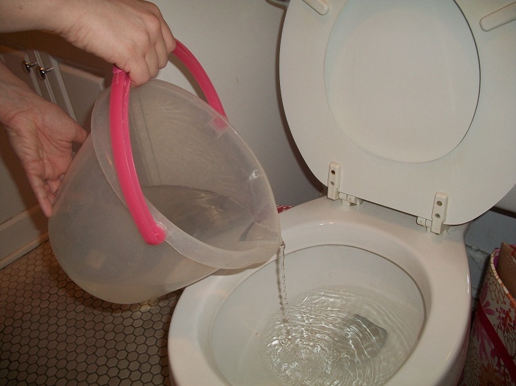 L'eau chaude est un moyen domestique courant de nettoyer les tuyaux, vous pouvez ajouter de la soude à l'eau pour un meilleur effet. Comment éliminer un blocage dans les toilettes