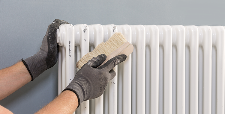 Pour une peinture de haute qualité, il est nécessaire de nettoyer la surface du radiateur, d'éliminer la poussière et les particules de l'ancien revêtement Peinture pour radiateurs de chauffage