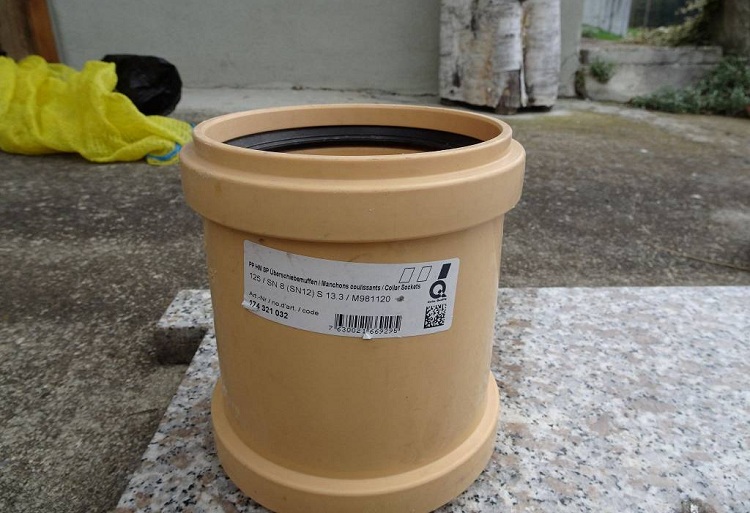 L'accouplement en polypropylène avec caoutchouc d'étanchéité donne un joint pliable mais étanche Couplage