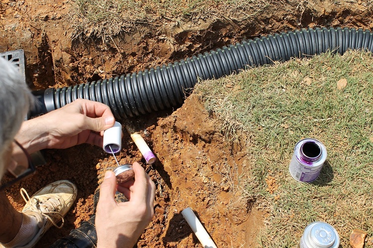 Les tuyaux en PVC peuvent être collés ensemble, mais dans ce cas, le connecteur est toujours appelé soudé Couplage