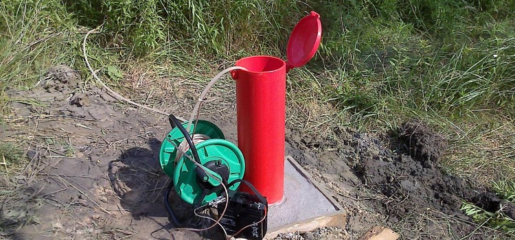 Contrairement au puits, le col du puits est très étroit et l'entrée de corps étrangers et de débris à l'intérieur est pratiquement exclue Construction d'un puits pour l'eau
