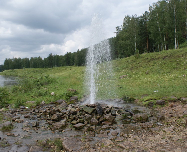 Les puits artésiens sont très profonds et l'eau qui en sort peut battre une fontaine Construction d'un puits pour l'eau
