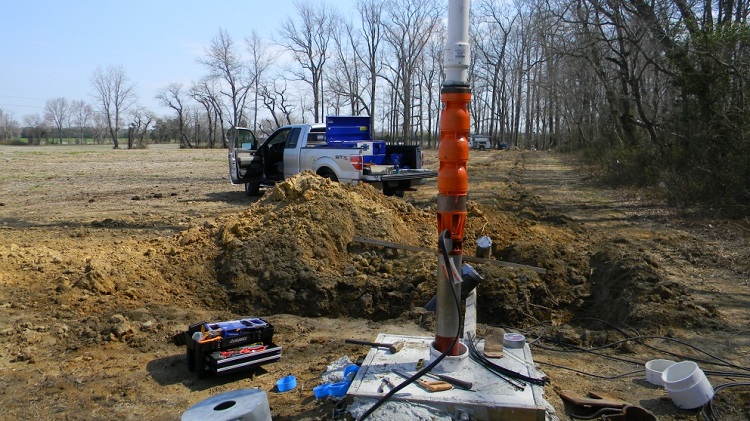 Vous pouvez choisir n'importe quel endroit pour le puits, mais sur un terrain plat, vous devrez forer plus profondément que dans les dépressions Construction d'un puits pour l'eau