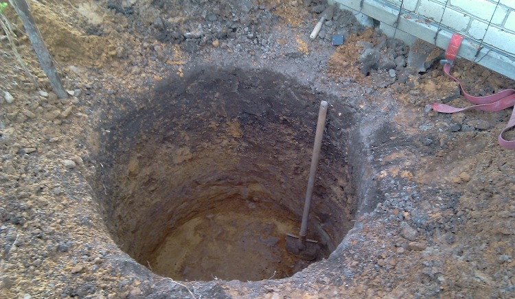 Les travaux préparatoires comprennent une fosse, qui deviendra ensuite une niche sous le caisson Construction d'un puits pour l'eau
