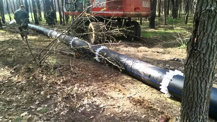 Ces supports sont très durables et sont utilisés lors de la pose d'autoroutes dans toutes les conditions Support pour la pose d'un tuyau dans un étui