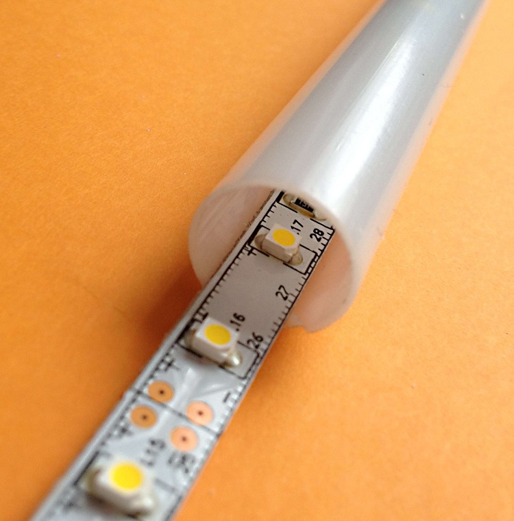 Les tuyaux en polycarbonate sont résistants à la chaleur et à la lumière, des bandes LED peuvent être posées à l'intérieur Tuyau en polycarbonate
