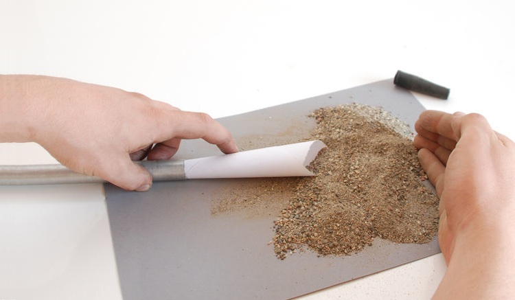 Pour éviter les plis sur un tuyau à paroi mince, il est rempli de sable Cintreuse de tuyaux manuelle