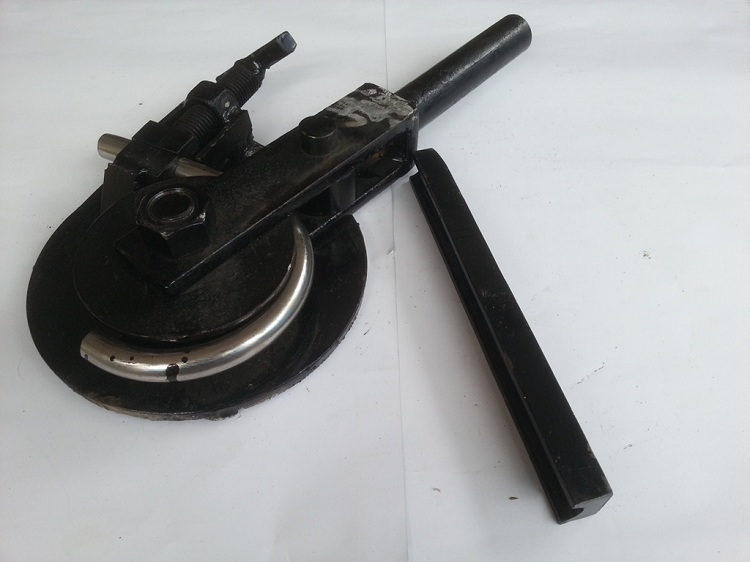 Tout tuyau peut être plié avec une cintreuse de tuyaux maison, mais vous devez tenir compte de leur diamètre et du rayon de courbure maximal possible Cintreuse de tuyaux manuelle