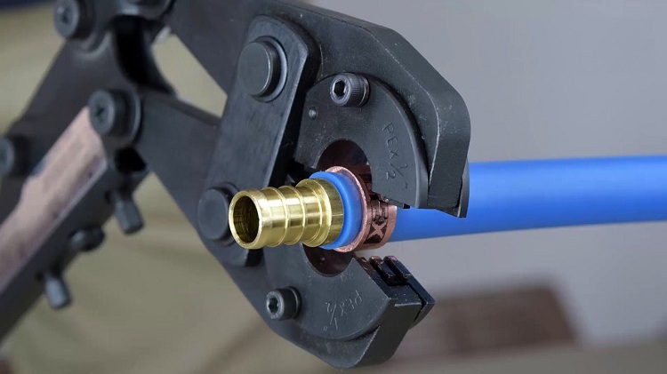 S'il y a un besoin de pose de tuyaux cachés, alors pour leur installation, il vaut la peine d'utiliser des raccords à sertir Connexion de tuyaux en plastique avec raccords