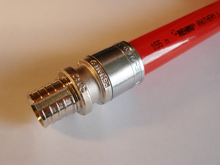 Le raccord coulissant fournit une connexion monobloc et peut également être utilisé avec des communications de câblage cachées Connexion de tuyaux en plastique avec raccords