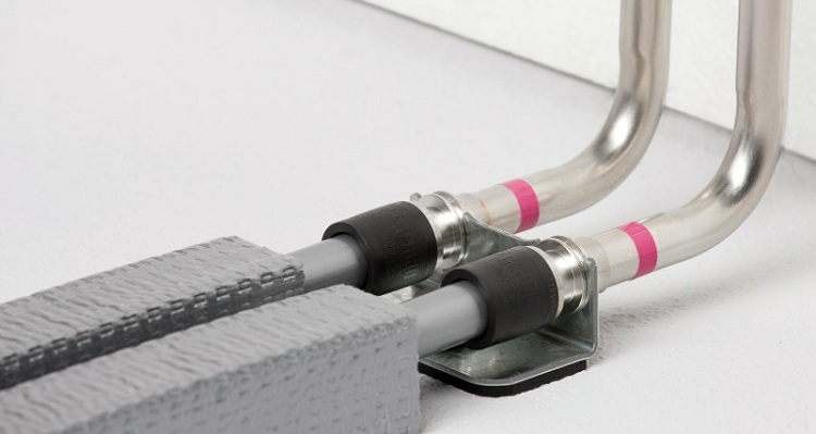 Il y a des raccords pour connecter des tuyaux en métal et en plastique Connexion de tuyaux en plastique avec raccords