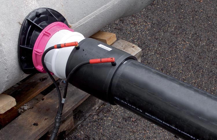 À l'aide d'un raccord d'électrofusion, vous pouvez connecter des tuyaux dans un endroit difficile à atteindre ou dans un espace confiné Raccords pour tuyaux en polyéthylène