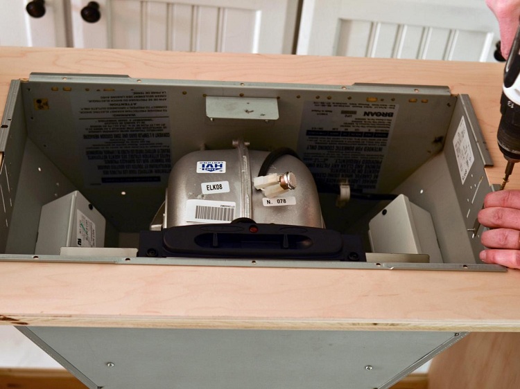 L'armoire ou la boîte dans laquelle la hotte sera intégrée doit correspondre exactement aux dimensions de l'appareil, puis elle sera fixée solidement Tuyau d'échappement