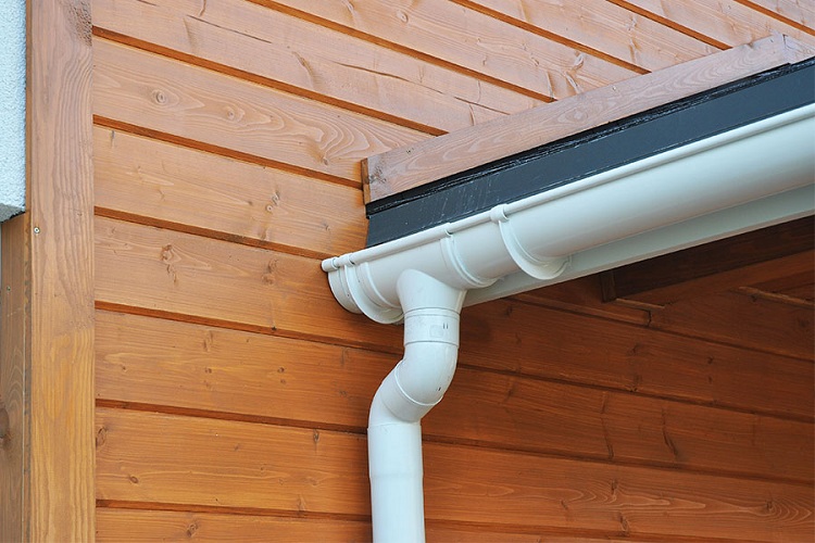 Le plus souvent, les maisons privées ont un toit en pente, il est donc nécessaire d'installer un drain externe Égoutter des tuyaux d'égout bricolage