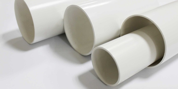Les tuyaux en PVC blanc peuvent être utilisés pour les drains extérieurs dans les régions aux hivers chauds Égoutter des tuyaux d'égout bricolage