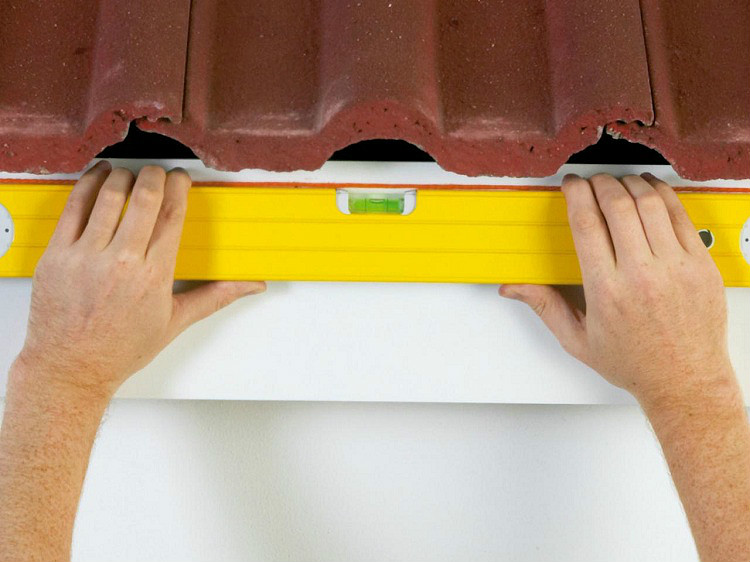 Vous devez d'abord marquer les emplacements des fixations, vous devez le faire en observant la pente du futur drain Égoutter des tuyaux d'égout bricolage
