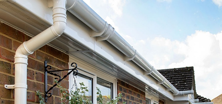 Le système de drainage d'une maison privée peut être assemblé à partir de tout type de tuyaux d'égout et de raccords. Égoutter des tuyaux d'égout bricolage