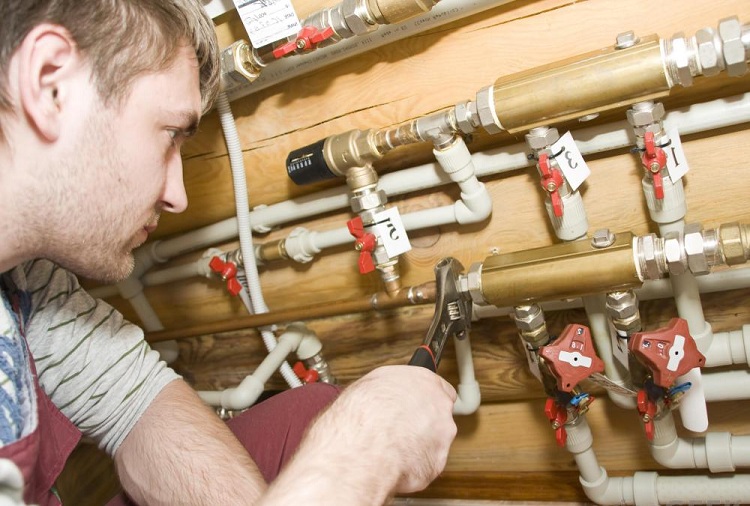 Dans les systèmes d'eau, des tuyaux en métal et en polymère sont utilisés et, à l'aide de raccords spéciaux, ils peuvent même être combinés Remplacement des tuyaux