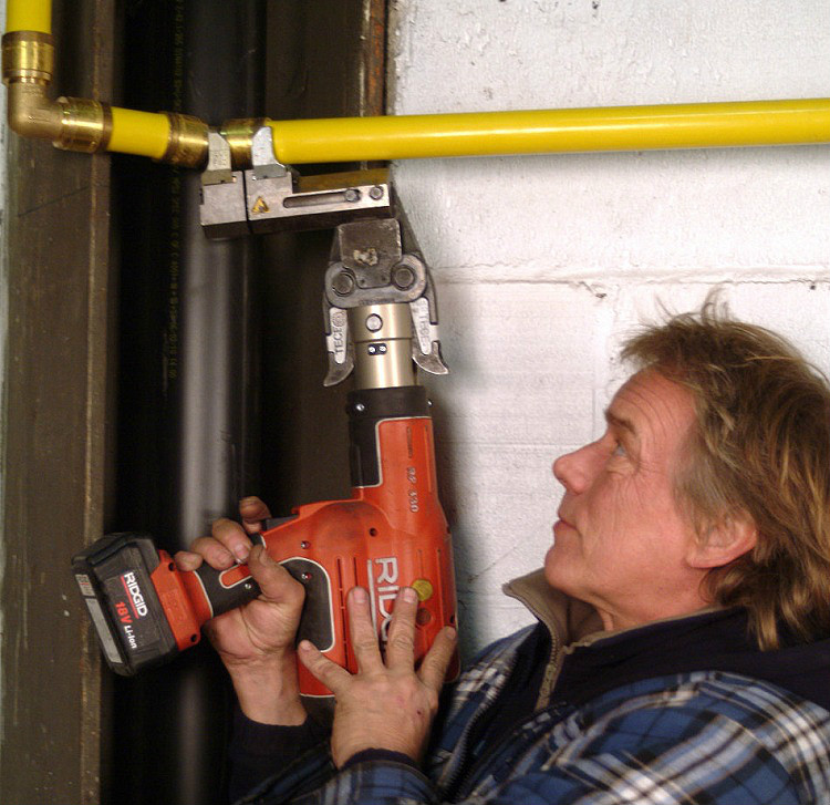 Les travaux de remplacement des conduites de gaz doivent être effectués dans le respect des mesures de sécurité Remplacement des tuyaux