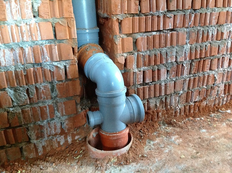 Le grand diamètre du tuyau d'égout signifie l'installation d'une colonne montante de ventilateur Fan boner