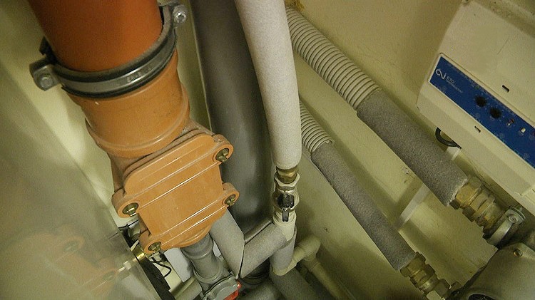 La contremarche du ventilateur est nécessairement équipée d'une révision, la fixation se fait à l'aide de pinces Fan boner