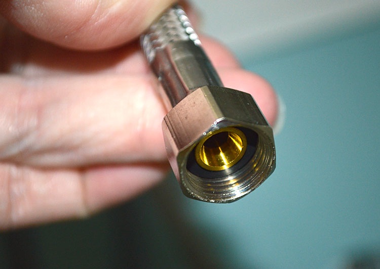 Les tuyaux sont équipés de fixations dont l'installation n'est pas difficile Eyeliner flexible