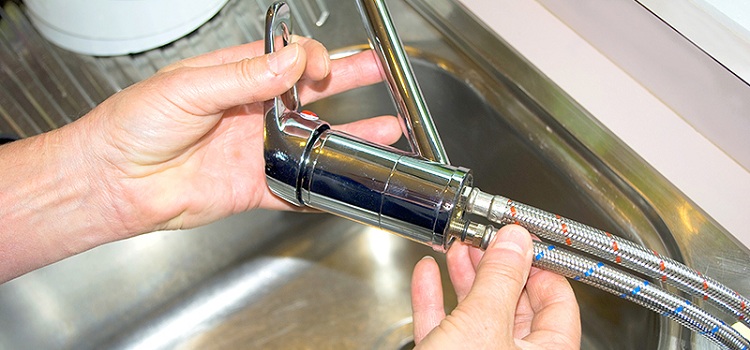 Des tuyaux flexibles pour l'eau permettent de connecter de manière fiable l'équipement sanitaire au réseau d'alimentation en eau dans un espace limité Eyeliner flexible