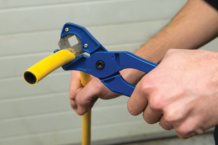 Même dans des conditions domestiques, des ciseaux spéciaux ou un cutter doivent être utilisés pour couper les tuyaux Outil pour monter des tuyaux en plastique