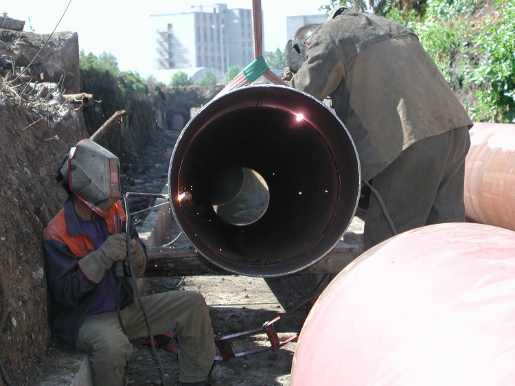Les travaux de soudage des tuyaux à parois épaisses sont effectués par deux soudeurs en même temps Comment faire cuire des pipes