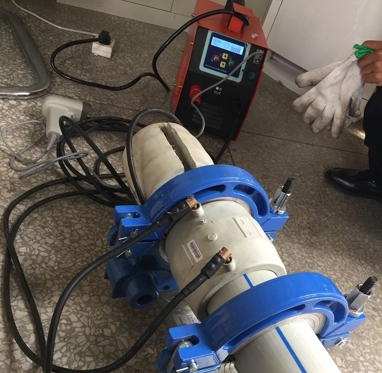 Les raccords sont montés uniquement à l'aide d'une machine de soudage spéciale; il n'y a pas d'autre méthode pour connecter ces raccords aux tuyaux Couplage électrosoudé
