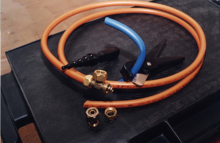 Pour travailler avec des tuyaux et des raccords métalliques, vous devez disposer d'un ensemble d'outils spéciaux Le raccord de raccordement pour tuyaux en plastique
