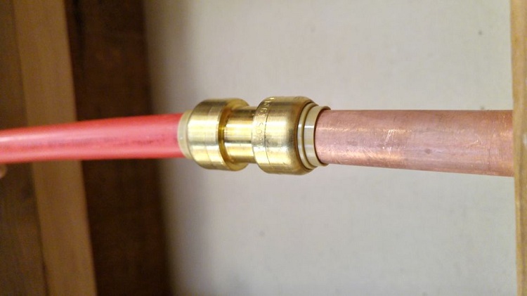 À l'aide de raccords de transition, vous pouvez remplacer une section d'un tuyau métallique par un métal-plastique Le raccord de raccordement pour tuyaux en plastique