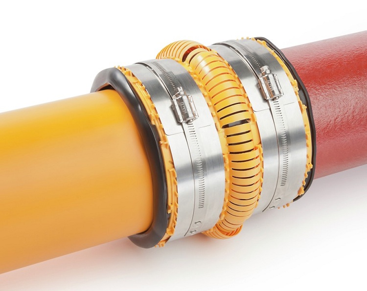 Des raccords universels peuvent être utilisés pour connecter un tuyau en fonte à une canalisation d'un autre matériau Le raccord de raccordement pour tuyaux en plastique
