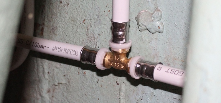 La connexion des tuyaux métal-plastique est réalisée par différents types de raccords, dont l'installation a ses propres caractéristiques Le raccord de raccordement pour tuyaux en plastique