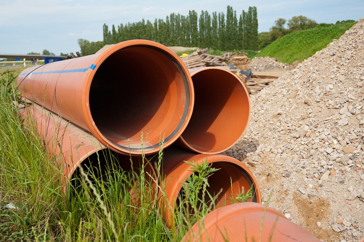 Les systèmes d'égouts sont le plus souvent montés à partir de tuyaux en PVC - chlorure de polyvinyle Tubes en polymère
