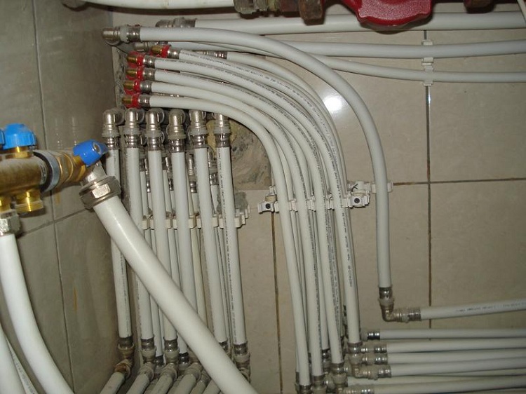 Les propriétés et caractéristiques des tuyaux métal-plastique permettent leur utilisation dans le chauffage et l'eau chaude sanitaire Tubes en polymère