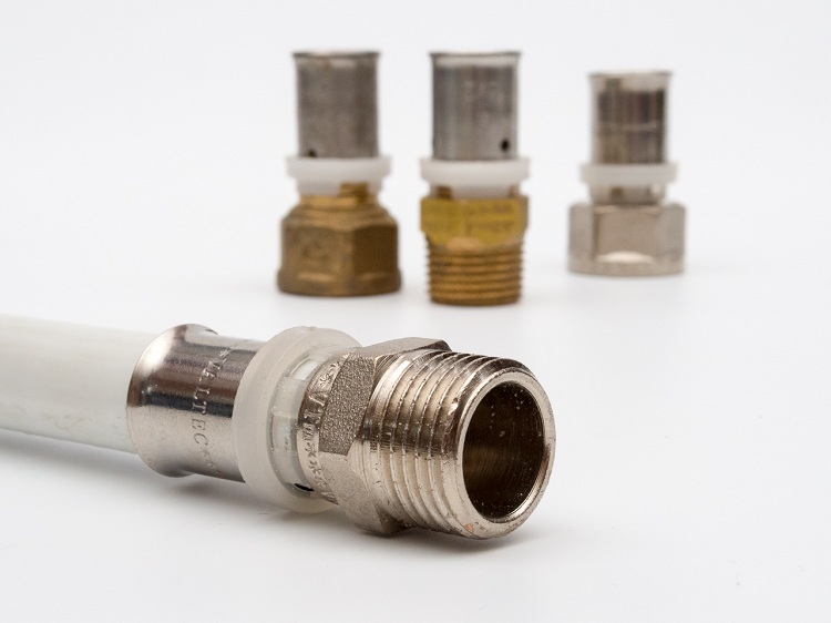 Pour l'installation de tuyaux métal-polymère, différents types de raccords peuvent être utilisés. Tubes en polymère