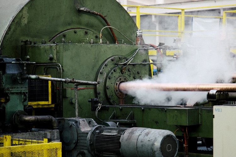 La production de produits tubulaires est un processus complexe qui ne peut avoir lieu que dans un environnement industriel. Production de tuyaux
