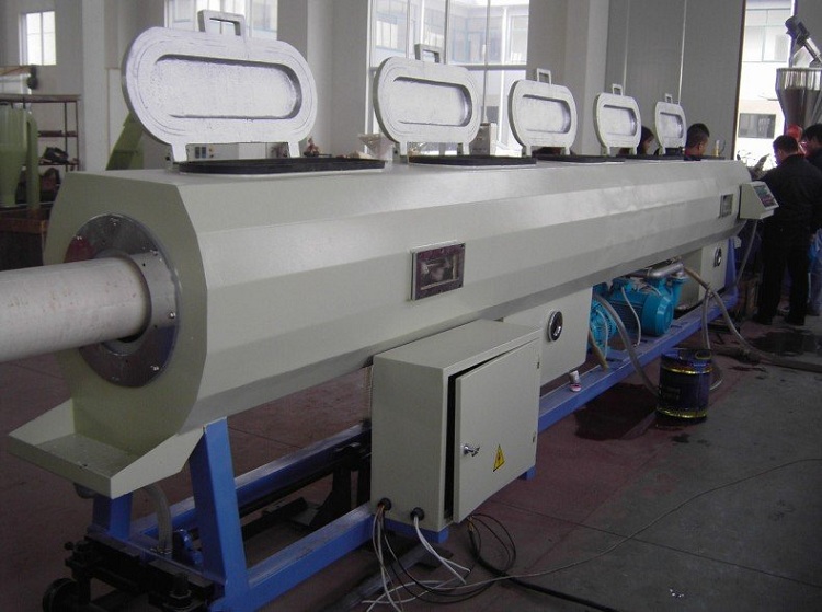 Les tuyaux en polymère sont fabriqués sur un équipement spécial - une extrudeuse, et le processus lui-même est appelé extrusion continue. Production de tuyaux